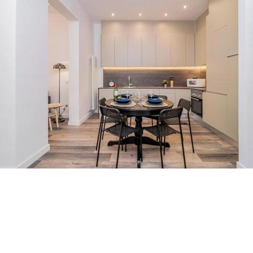 INCREDIBLE Apartment just steps from Gran Via by Batuecas