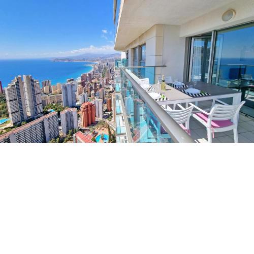 Increibles vistas al mar desde la terraza privada en la planta 39
