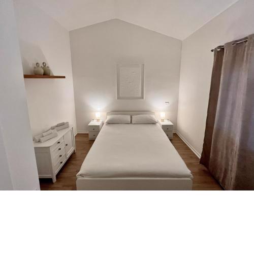 Independent House with Private Patio in Rome