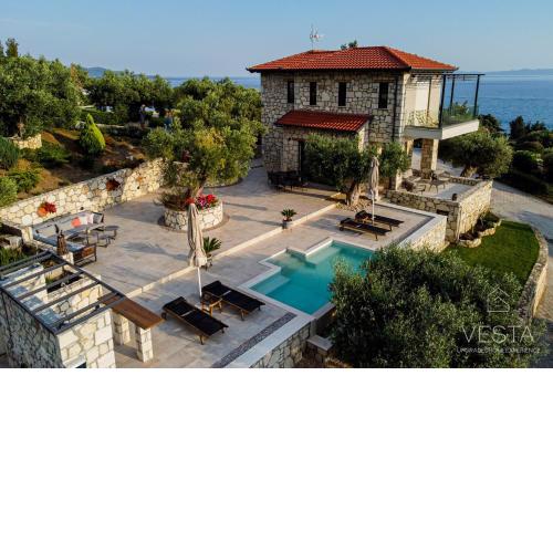 Infinity Blue, Luxury Villa with private pool, sea views