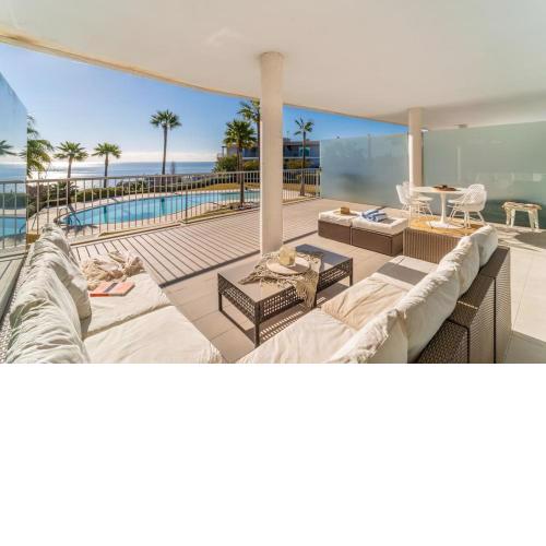 Infinity view to the ocean, beach and sun. Sports