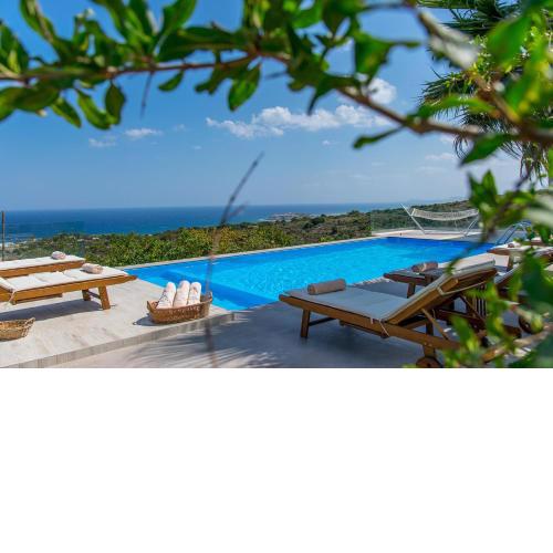 Infinity Villa with Pool, 1 km to Sea, Amenities & Shaded BBQ!