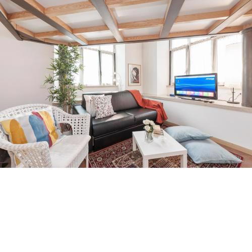 Inviting 3-Bed Apartment in Roma 4mins to Colosseo