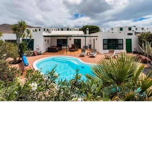 Inviting 3-Bed Villa in Playa Blanca