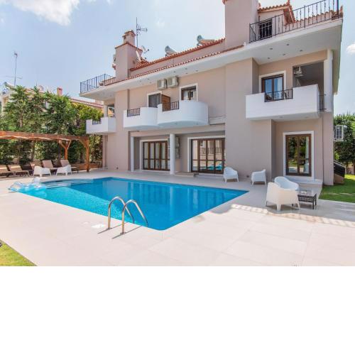 Inviting Villa in Anavissos with communal pool
