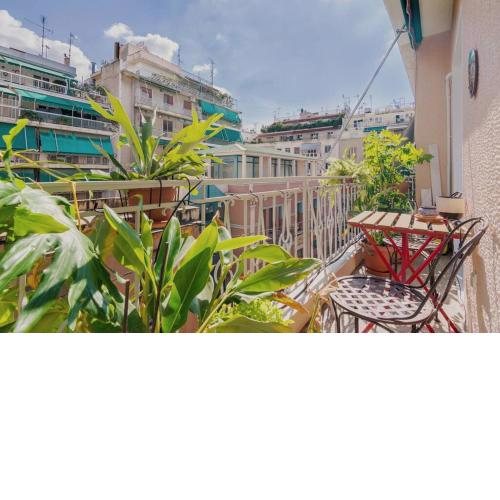 Iphigenia 2 bedroom retro downtown apartment