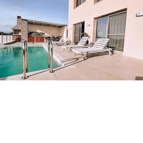 IRINI. seaview - beach - pool - privacy