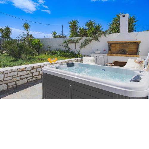 Irini's B & W house with jacuzzi