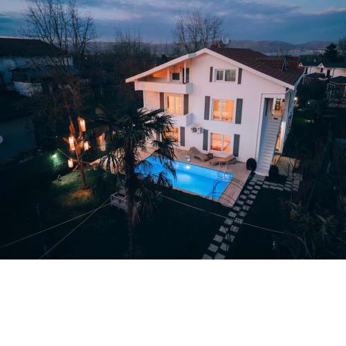 Isıtmalı Havuzlu,İki katlı Villa 12-16 Kişilik