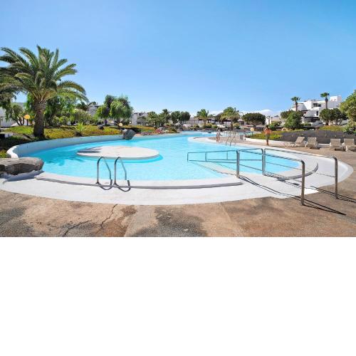 Isla and Ocean with pool and wifi