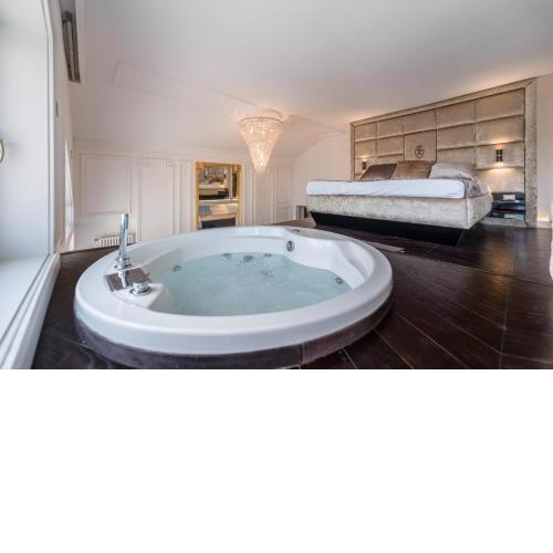 JACUZZI Luxury Suites