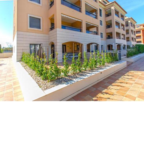 Jardines de Las Marinas con una gran terraza