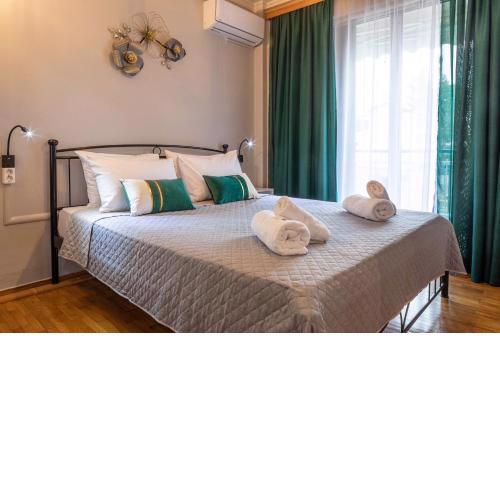 Johnny's Three Bedroom Apartment