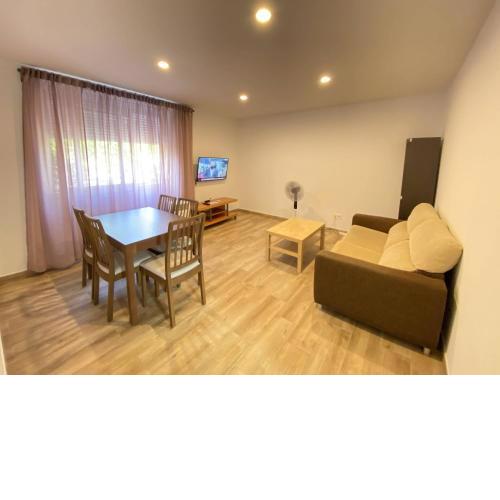 Josep Tarradellas Entire Apartment