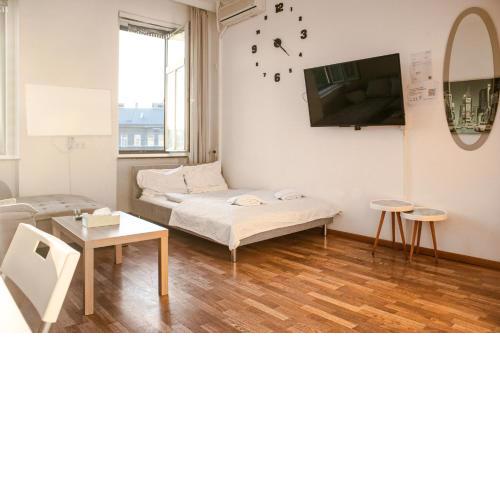 Joyful Shared Apt. @ Millenium Tower and Danube River