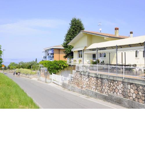 Just 300 meters from the harbour and sandbeach of Pacengo di Lazise