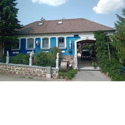 Jutta Deluxe Farmhouse