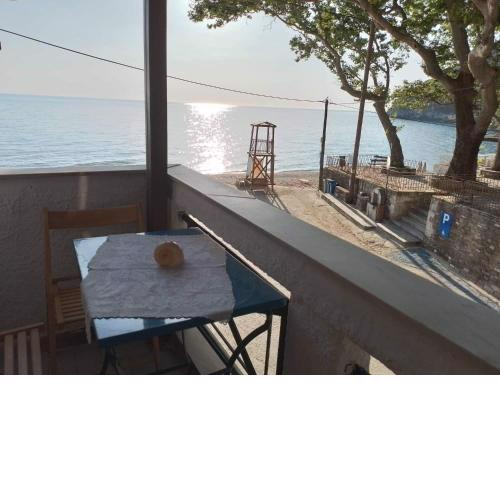 Kamari Beach guest house