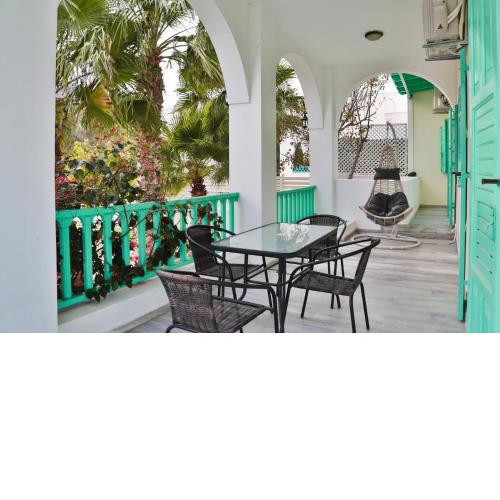 Kamari Beach Houses with Balcony and Garden