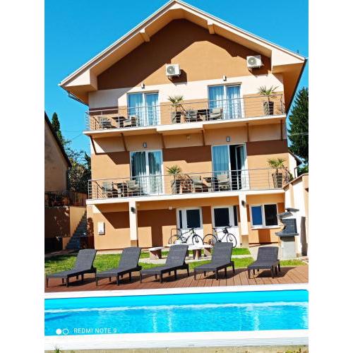 Karos Bianco Apartmanház