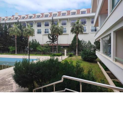 Kemer denize 200Mt. 1+1 Havuzlu