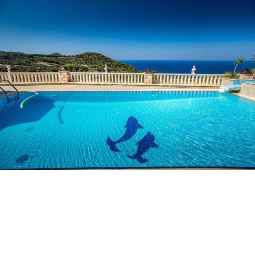 Keri Me Away - Argo's Summer Poolside Retreats