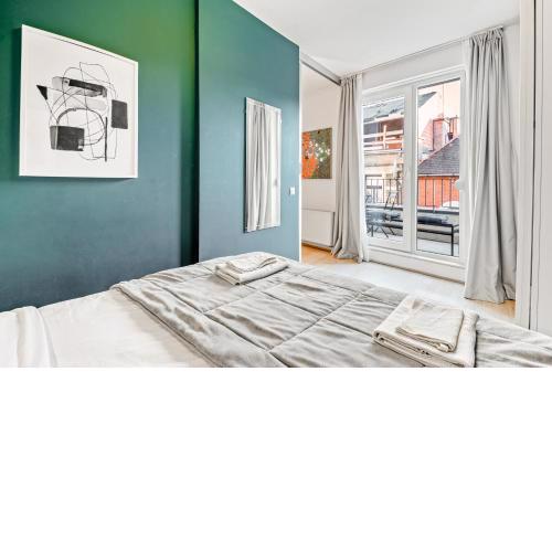 King Street II - 1BR / Sleeps 3 / Balcony (SM07)