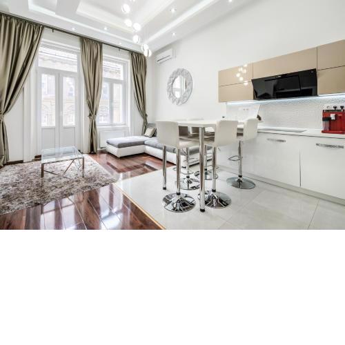Kiraly Balcony Luxury Apartment