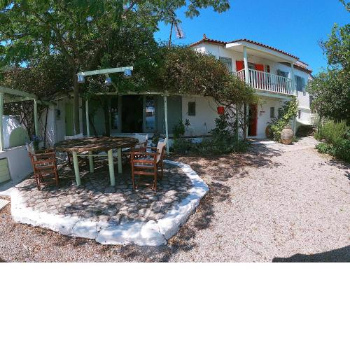 KIVERI 1876 traditional seafront cottage