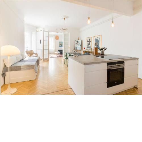 Klauzal apartment w/3 bedrooms, french balcony