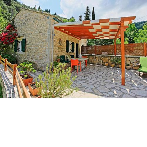 Korinas Cottage: Stone cottage close to the beach