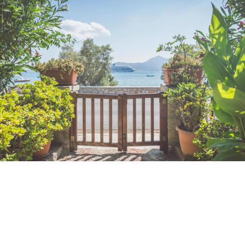 Kourita Garden Apartment with Sea View near to the port of Milos
