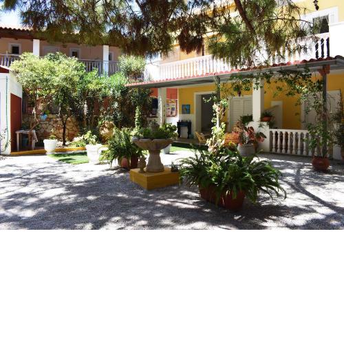Kuris Studios & Apartments