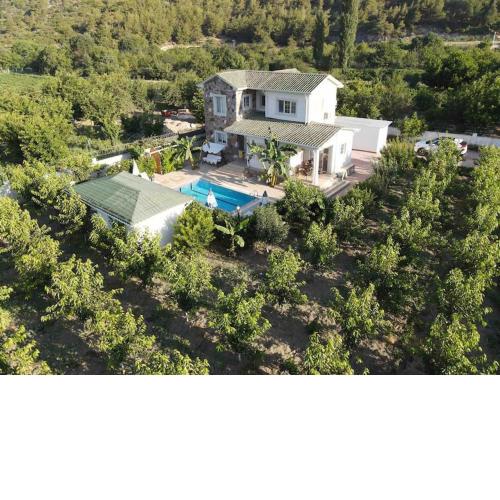 Kusadasi 6 persoons villa met privézwembad en boomgaard