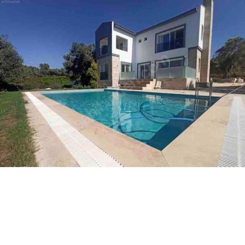 Kuşadası'nda Havuzlu 4+1 Villa