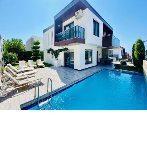 Kusadasi'nda havuzlu lüx villa MIRAY A7
