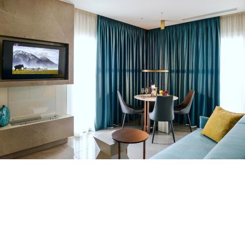 L - Suites