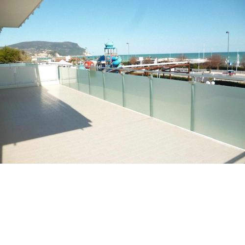 L07 Ampio appartamento fronte mare