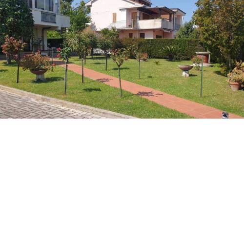L20 Grazioso bilocale con giardino