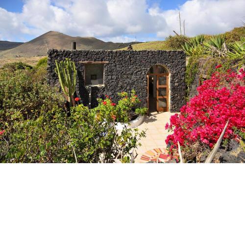 La Bodega - House on volcano with a piano