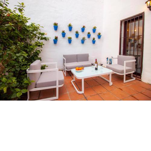 La Buena Vida Holiday Homes - Luxury, modern & spacious, 2 bedroom duplex, townhouse with full kitchen, and three pools in the community, 3 min drive or 13 min walk to Puerto Banus
