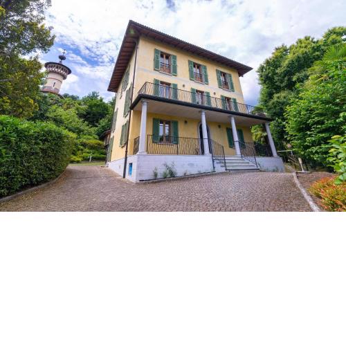 La camera con vista lago al secondo piano della villa Isabella