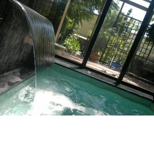 La casa con piscina riscaldata interna ANNA LUXURY GARDEN