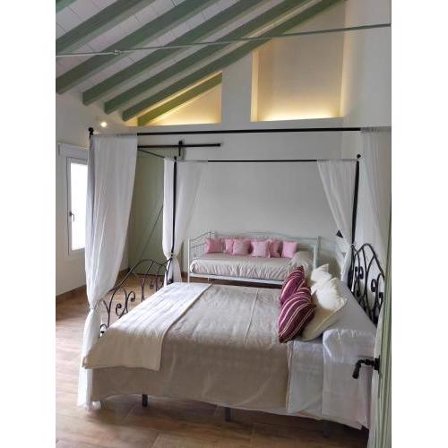 LA CASA DE LA HUERTA Stylish family cottage in Malaga countryside