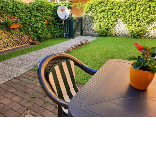 La casa di Davide con giardino e garage