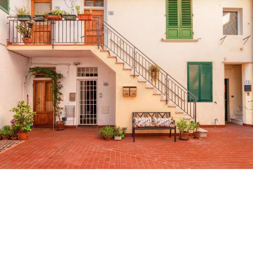 LA CORTE DI SAN FREDIANO