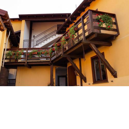 LA CORTE SUL LAGO