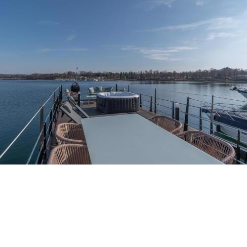 La Dolce Vita House Boat
