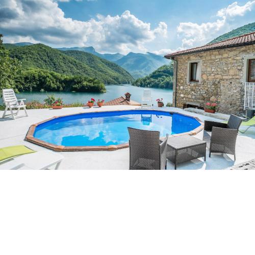 La Dolce Vita on Vagli 's Lake