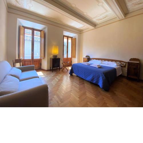 LA FONTE-with balcony close by Piazza del Campo
